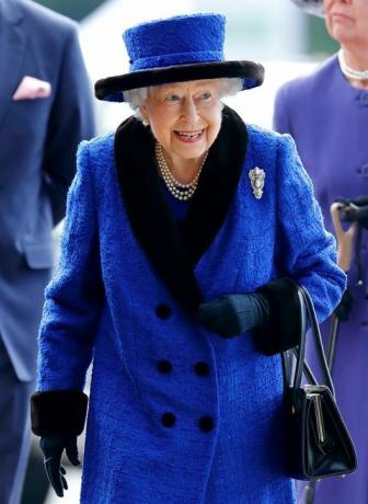 Ascot, Spojené kráľovstvo 16. októbra embargo na publikovanie v britských novinách do 24 hodín po vytvorení kráľovnej dátumu a času elizabeth ii sa zúčastňuje dňa qipco britských šampiónov na dostihovej dráhe v ascote 16. októbra 2021 v anglickom ascote foto by max mumbyindigogetty obrázky