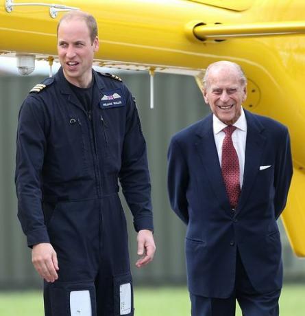 Princ Philip so svojim vnukom princom Williamom počas návštevy východoanglickej leteckej ambulancie v roku 2013