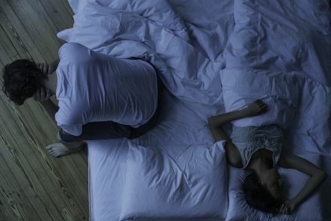 Muž v posteli s problémami so spánkom v noci