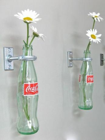 váza na fľaše coca cola