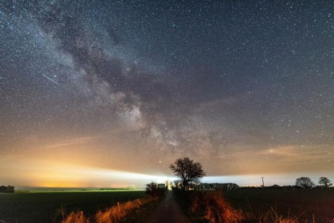 20. apríl 2018, Nemecko, burg auf Fehmarn každoročné aprílové lyridy meteorické roje osvetľujú nočnú oblohu a zviditeľňujú lietadlá, planéty a hviezdy voľným okom sa tento rok objavia aprílové lyridy medzi 14. a 26. aprílom foto daniel reinhardtdpa foto daniel reinhardtpicture aliancia cez getty snímky