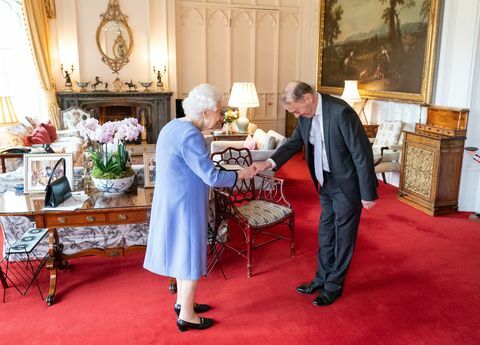 Britská kráľovná Alžbeta II. odovzdáva anglickému koncertnému organistovi Thomasovi Trotterovi medailu kráľovnej za hudbu počas audiencie o hod. hrad windsor, západne od Londýna, 8. decembra 2021 foto dominic lipinski pool afp foto dominic lipinskipoolafp via getty snímky