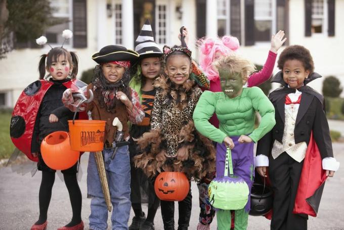 rôznorodá skupina detí v jesenných a halloweenskych kostýmoch