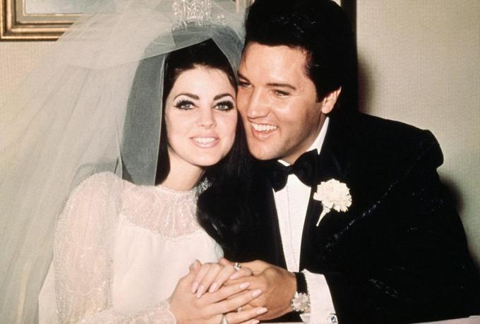 pôvodný titulok las vegas, nevertainer, elvis presley sedí tvárou v tvár svojej neveste, bývalej priscille ann beaulieu, po ich svadbe 1. mája 1967