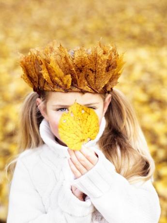 dievča s korunou z jesenného lístia