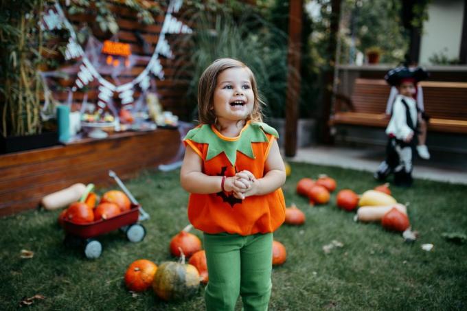 hravé deti, ktoré si užívajú halloweensku párty