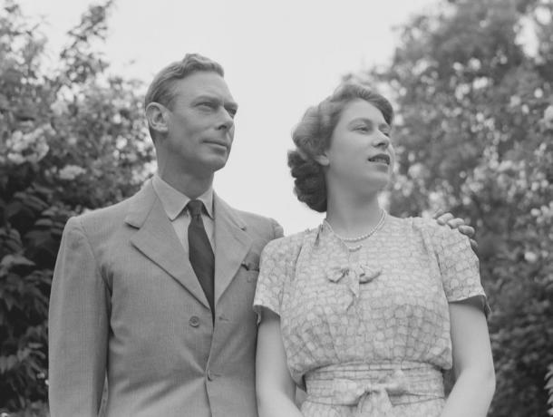 kráľ george vi a jeho dcéra, kráľovná Alžbeta II. v záhrade