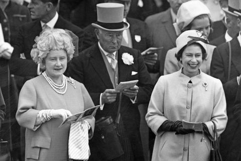 Kráľovná matka a kráľovná Alžbeta II. Na dostihovej dráhe Epsom, máj 1963