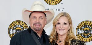 Nashville, Tennessee, 16. októbra, Garth Brooks a Trisha Yearwood sa zúčastňujú na slávnostnom odovzdávaní medailí v roku 2022 v sále country hudby sláva a múzeum 16. októbra 2022 v Nashville, Tennessee, fotografia od Jasona kempingettyho obrázky pre sieň slávy country hudby a múzeum