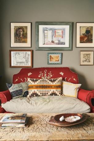 domáca obývačka annie sloan oxfordovej s červenou pohovkou
