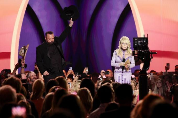 Frisco, texas may 11 l r co hostí Garth Brooks a Dolly Parton hovoria na pódiu počas 58. akadémie Ceny country hudby v centre ford at the star 11. mája 2023 vo frisco, texas foto od thea wargogettyho snímky