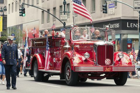 Sviatok práce na Manhattane s červeným hasičským autom