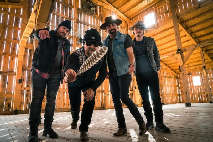 členovia kapely davisson Brothers band v drevenej stodole