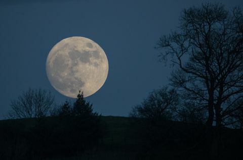 Vlk Mesiaca sa zdvíha nad Glastonbury pred Met Met Office Závažné varovania pred počasím