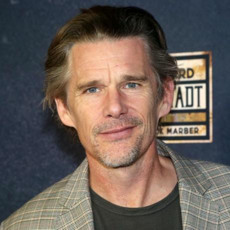 ethan hawke pózuje na premiére novej hry Toma Stopparda leopoldstadt na Broadwayi v divadle Longacre 2. októbra 2022 v new yorku foto: bruce glikaswireimage