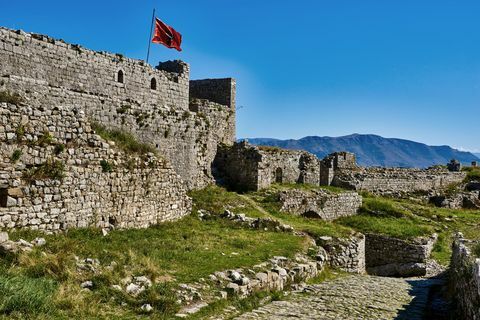 11 najkrajších opustených hradov na svete