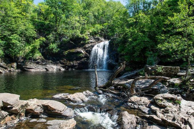 Falls of Falloch, malebný vodopád v národnom parku Loch Lomond a Trossachs, 5 km južne od Crainlarich na A82, Stirling Region, Škótsko