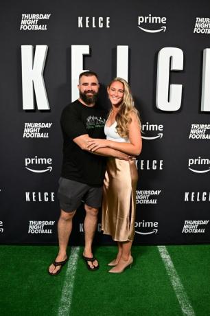 philadelphia, pennsylvania september 08 l r jason kelce a kylie kelce sa zúčastňujú vo štvrtok večer futbalové predstavenia svetová premiéra kelce 8. septembra 2023 vo Philadelphii v Pensylvánii foto od lisy lakegetty obrázky pre najlepšie video