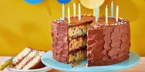 klasická konfetová narodeninová torta s čokoládovým maslovým krémom