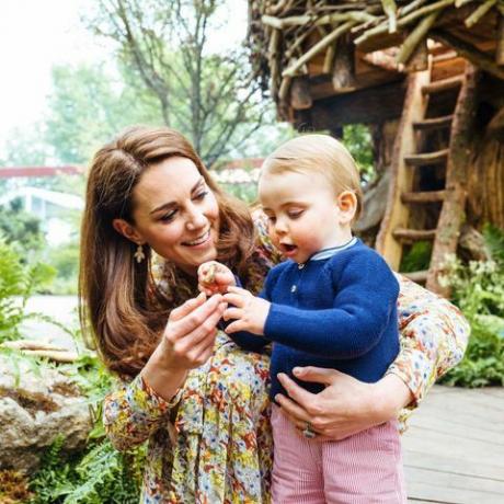 Kate Middleton dáva súkromnú prehliadku Prince George, Princess Charlotte a Prince Louise Back to Nature Garden