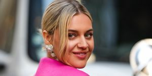 kelsea ballerini nosí ružový rebrovaný vlnený top so štvorcovým výstrihom mimo carolina herrera počas newyorského týždňa módy 13. februára 2023 v new yorku foto od edwarda berthelotgettyho images