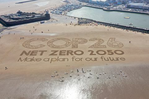 wirral, merseyside 31. mája obrie pieskové umelecké dielo zdobí novú pláž Brighton, aby zdôraznilo globálne otepľovanie a nadchádzajúcu globálnu klimatickú konferenciu cop26, ktorá sa uskutoční 31. mája 2021 v wirral, merseyside cop26, 26. konferencia Spojených národov o zmene klímy, sa bude konať začiatkom novembra tohto roku v Glasgowe pod vedením unfccc predsedníctva spojených národov. kráľovstvo, umelecké dielo si sami financovali britskí umelci piesok do očí a žiada svetových lídrov, aby sa zaviazali k nulovým čistým emisiám oxidu uhličitého do roku 2050 foto christopher furlonggetty obrázky