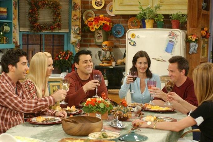 Ross, Phoebe, Joey, Monica, Chandler a Rachel z televíznej relácie sa zišli pri stole a zdvihli poháre pri prípitku