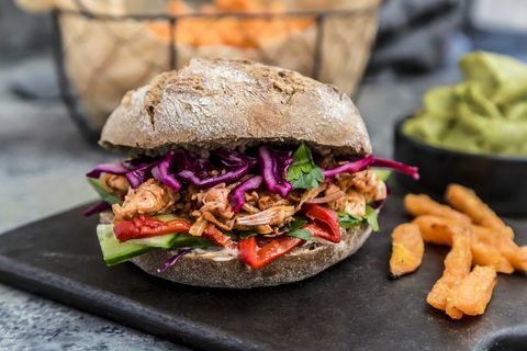 Vyprážaný hamburger z hovädzieho mäsa, jackfruit, červená kapusta, uhorka, paprika, petržlenová vňať