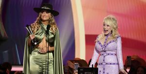 lainey wilson preberá cenu pre umelkyňu roka od Dolly Parton na pódiu 58. ročníka udeľovania cien Akadémie country hudby