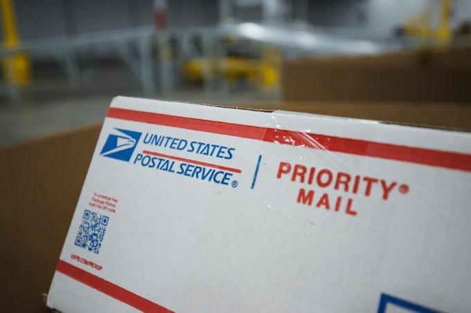 la vergne, tn. november 04 detailný pohľad na logo usps na balíku prioritnej pošty počas mediálneho turné po Spojených štátoch podpora balíka poštových služieb príloha 4. novembra 2021 v La Vergne, Tennessee, usps zaznamenali počas minulej prázdninovej sezóny nárast dopytu po doručení balíkov o 48 percent foto od Brett carlsengetty images