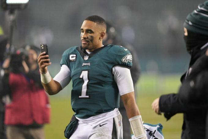 philadelphia, pa 19. december philadelphia eagles quarterback Jalen bolí 1 rozhovory po telefóne počas zápasu medzi washingtonským futbalovým tímom a philadelphia eagles 21. decembra 2021 na lincolnskom finančnom poli vo Philadelphii, pa foto od andyho lewisicon sportswire cez getty images