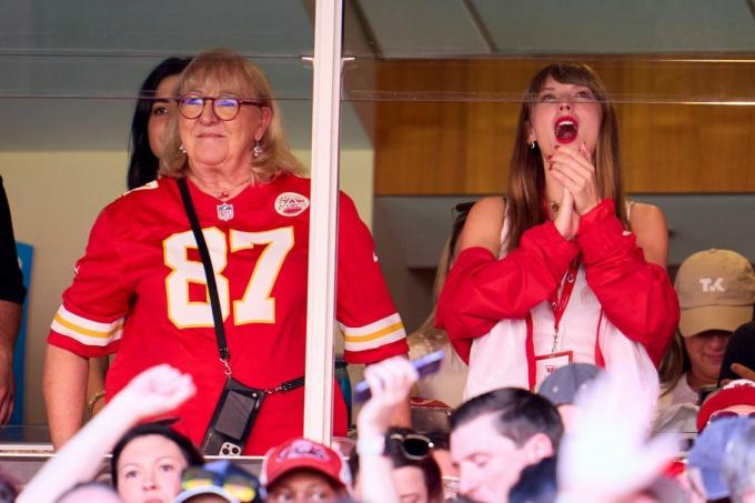 kansas city, 24. september Taylor rýchlo povzbudzuje zo suity s donnou kelce, keď sa šéfovia mesta kansas hrajú na chicagských medveďov počas prvého polčasu na ihrisku geha na štadióne arrowhead 24. septembra 2023 v Kansas City, Missouri foto od coopera Neillgettyho snímky