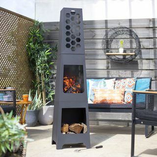 Voštinový Chiminea so skladom dreva