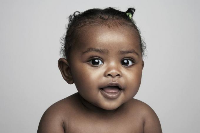 dievčatko vo veku 6 až 9 mesiacov s úsmevom, portrét