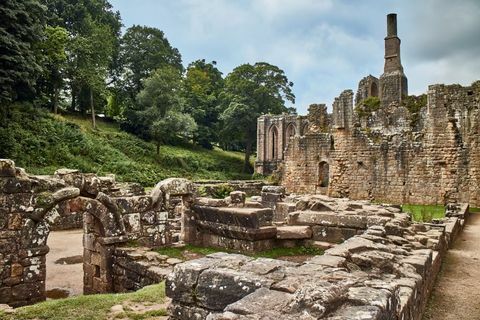 Anglicko Northyorkshire ruiny cisterciánskeho opátstva z 12. storočia známeho ako opátstvo fontán jeden z najkrajších príkladov kláštornej architektúry na svete veža od opáta hubyho 1495 1526 dodnes dominuje krajine údolia spolu s okolitými 800 akrami krajinného parku z 18. storočia opátstvo s fontánami vyhlásené za svetové dedičstvo UNESCO North Yorkshire Anglicko uk cca 1995 poloha blízko ripon yorkshire anglicko uk foto od mahaux charlesagfuniversal images group via getty obrázky