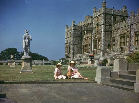 8. júl 1941 princezné elizabeth Right a Margaret Rose 1930 2002 opaľovanie vonku na hrade Windsor, berkshire foto od lisa sheridanstudio lisagetty images