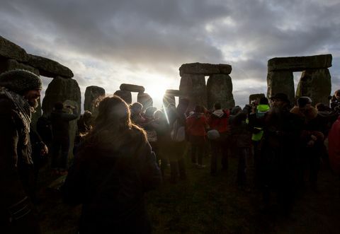 Druids oslavujú zimný slnovrat v Stonehenge