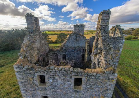 Historický škótsky hrad, hrad Knockhall, na predaj 130 000 GBP