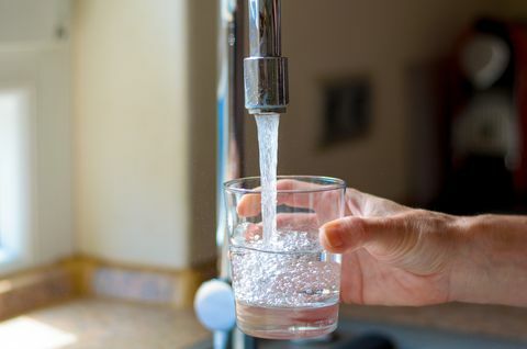 Zabráňte hydratácii bežnej studenej pitnej vody 