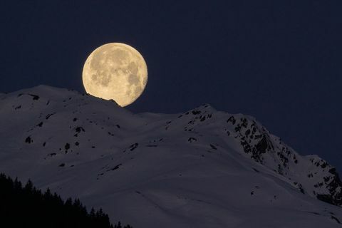 nízky uhol pohľadu na zasnežené hory proti oblohe v noci, mayrhofen, rakúsko