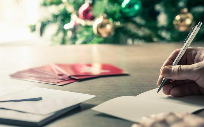 písanie správ z vianočných pohľadníc pred sviatočný stromček