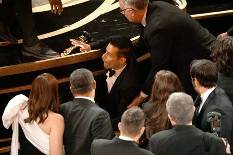 Rami Malek spadol z pódia v Oscaroch po víťazstve v kategórii najlepší herec