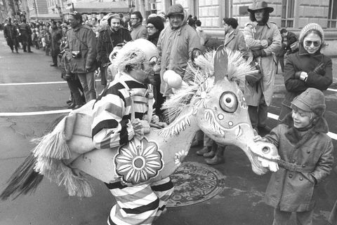 klaun šaškuje pre dieťa na prehliadke dňa vďakyvzdania Macy v roku 1971