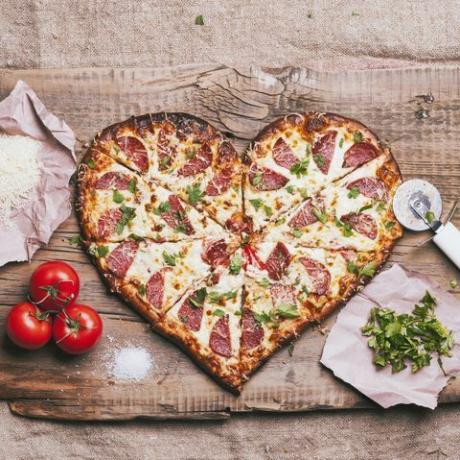 pizza v tvare srdca a prísady na doske