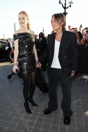 Paríž, Francúzsko 6. júla Nicole Kidman a Keith Urban prichádzajú do hotela de la Marine 6. júla 2022 v Paríži, Francúzsko foto od jacopo m raulegetty obrázky pre balenciaga