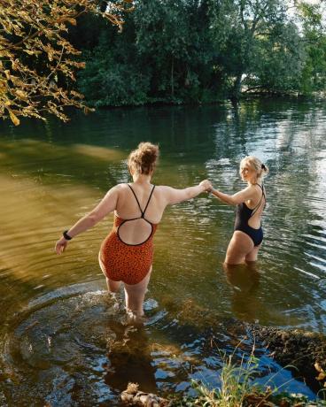 Veľká Británia, buckinghamshire, hurley, divoké ženy plávanie v rieke Temži