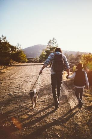 otec a syn s rodinným psom turistika po horách