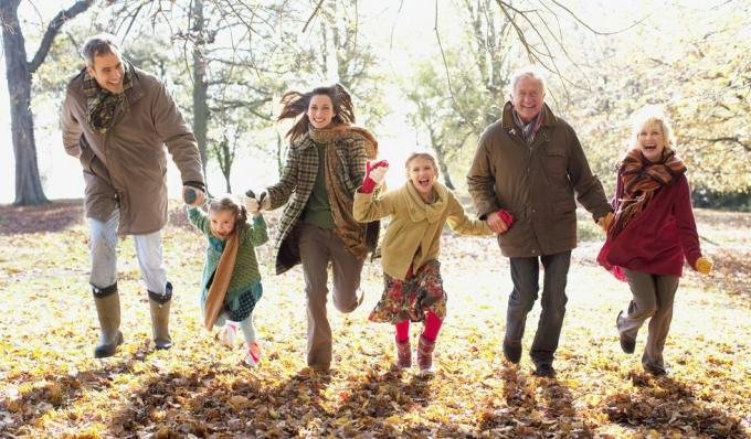 rozšírená rodina beží v parku na jeseň