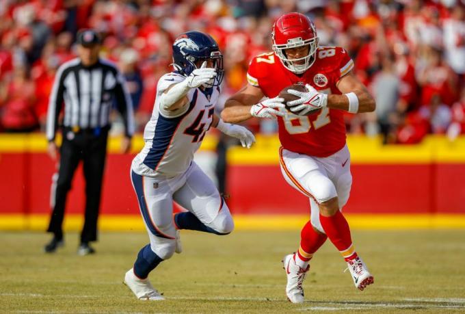 kansas city, 1. január travis kelce 87 z náčelníkov mesta Kansas chytilo prvý štvrťrok pri Josey Jewell 47 z denver broncos na štadióne arrowhead 1. januára 2023 v meste Kansas, Missouri, fotografia od davida eulittgettyho snímky