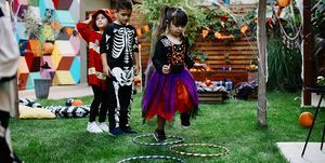 deti hrajúce hru poskokov na halloweenskej párty